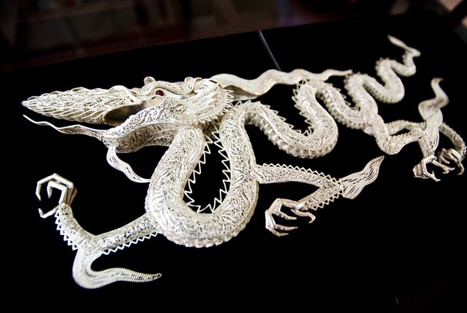 Volkskünstler Quach Van Hieu bewahrt die Kunst des Handwerksberufs des Silberschmieds - ảnh 2